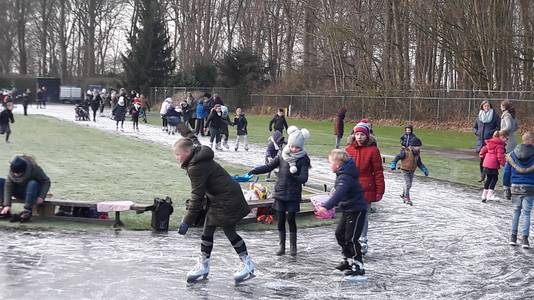 Basisschoolkinderen op het ijs in Doorn.