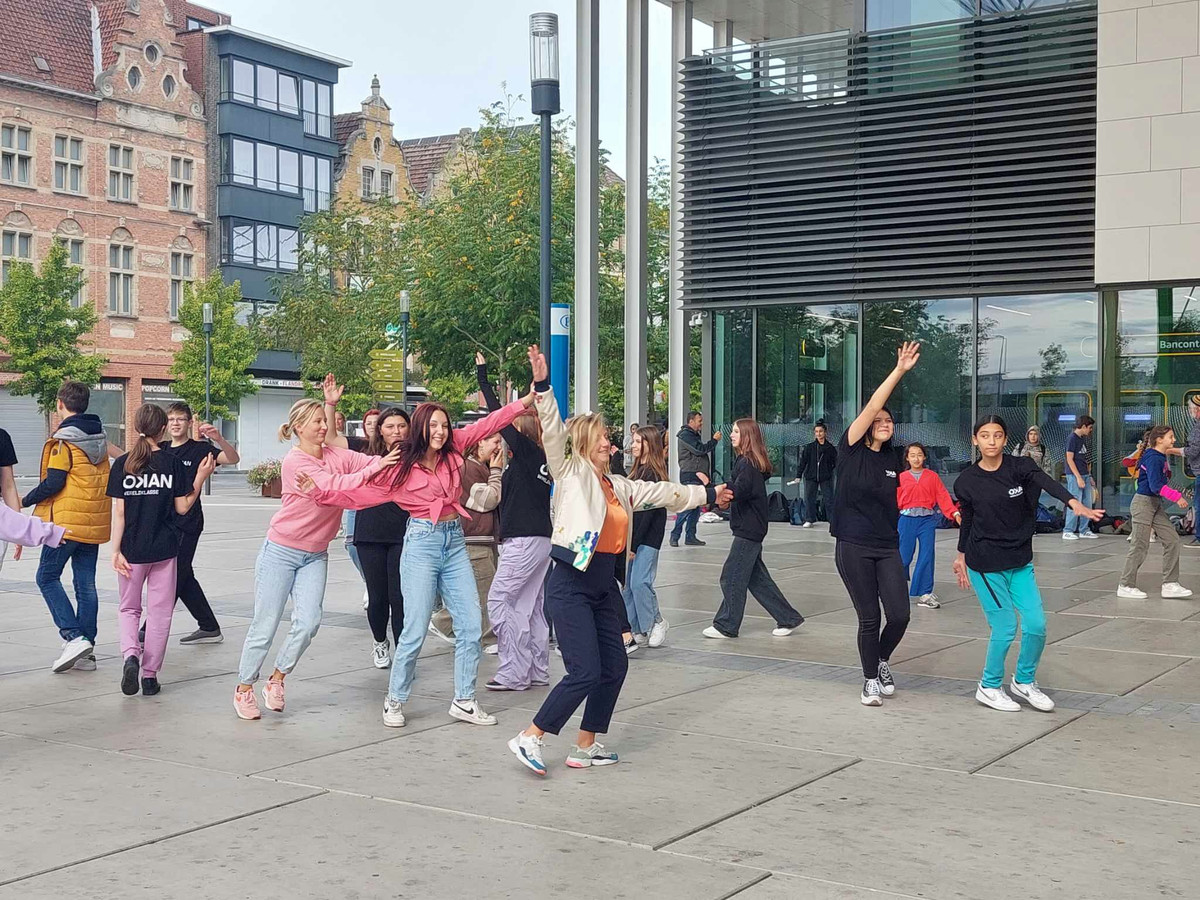 Leerlingen MSKA verrassen met verbindende flashmob | Foto | hln.be