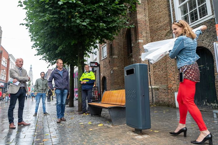Wethouder Greetje Bos onthult aan de Ginnekenstraat in de Bredase binnenstad de nieuwe speciaal ontworpen afvalbak.