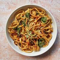 Verbazingwekkend eenvoudig: fettuccine alfredo met crispychiliolie en spinazie