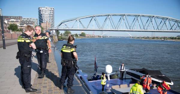 Handig wel, een matroos die niet kan zwemmen.  .