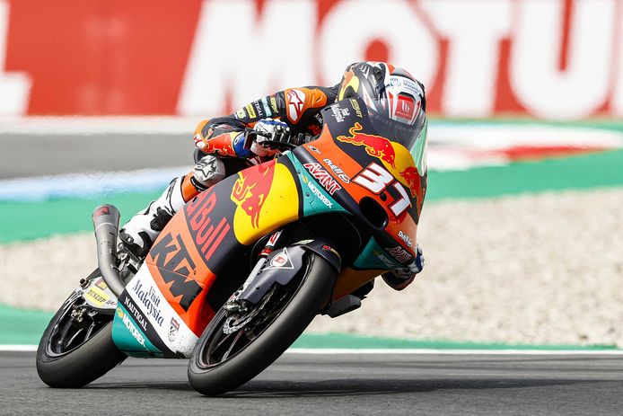 Pedro Acosta (SPA) op zijn KTM in actie tijdens de Moto3 race op het TT-circuit van Assen.