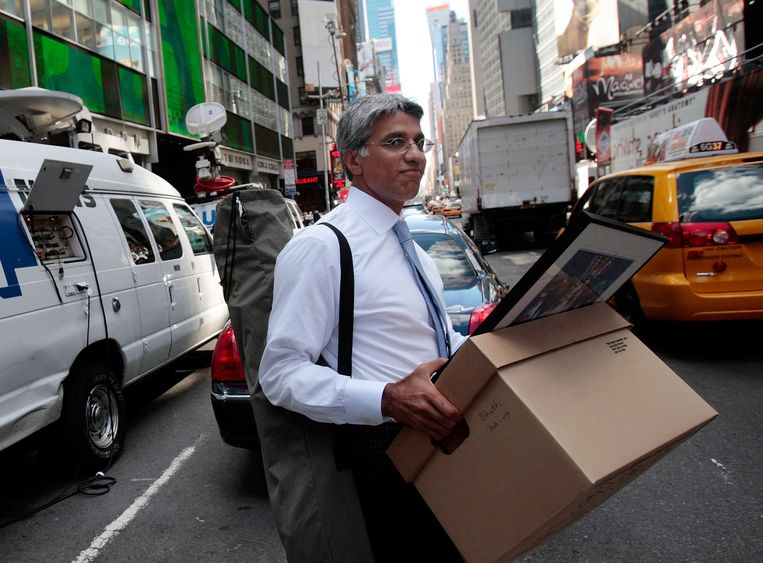 De angst voor taferelen als op deze inmiddels iconische foto van de kredietcrisis in 2008 steken weer de kop op, nu er wereldwijd onrust ontstaat na het omvallen van de Silicon Valley Bank. Beeld AFP
