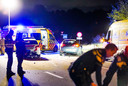 Twee agenten raakten zaterdagavond betrokken een aanrijding op de snelweg in Nuenen. Een van hen overleed.