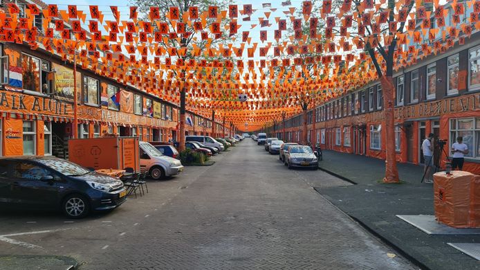 De Marktweg in Den Haag kleurt oranje in aanloop naar het EK.