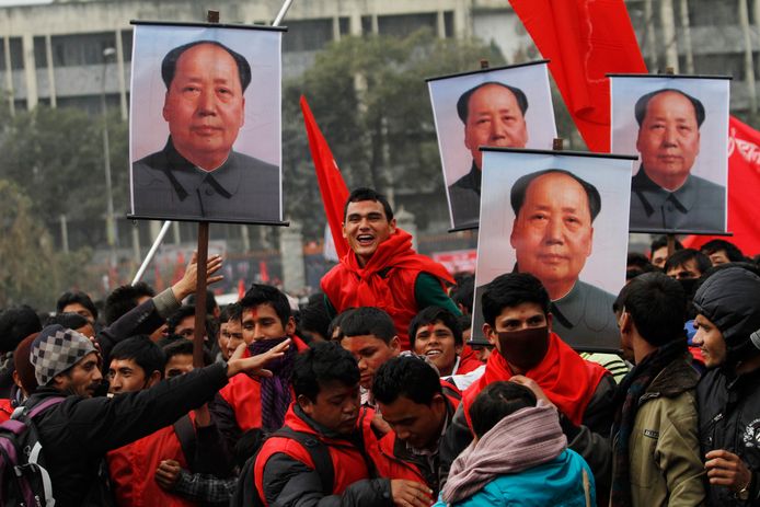 Aanhangers van de Communistische Partij in Nepal houden foto’s van Mao in de lucht als protest tegen het verbod.