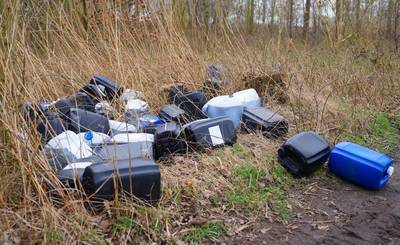 Ruim veertig jerrycans gedumpt in Vinkel, vaten achteloos in weiland gegooid: ‘Sterk vermoeden van d