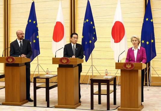 Van rechts naar links: EU-Commissievoorzitter Ursula von der Leyen, de Japanse premier Fumio Kishida en de president van de Europese Raad Charles Michel.