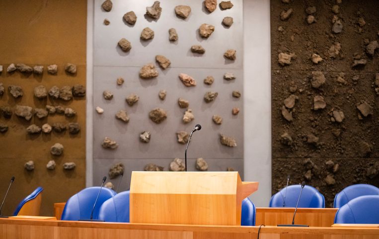 De wand van Jos de Putter in de plenaire zaal van de tijdelijke Tweede Kamer.  Beeld Freek van den Bergh / de Volkskrant
