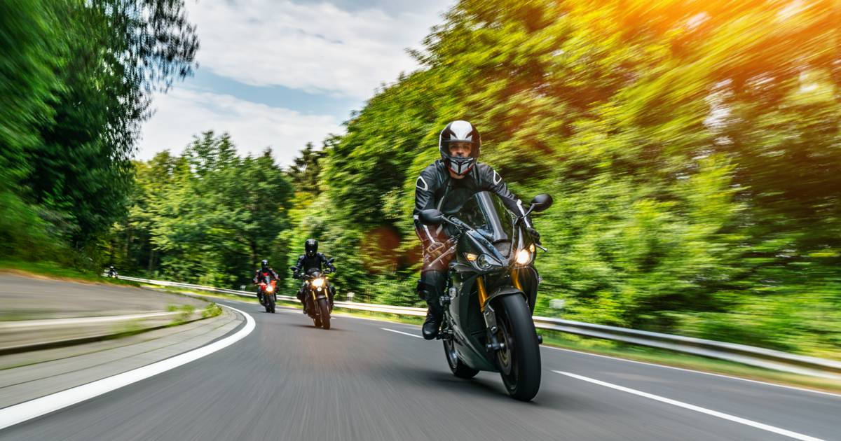 Understanding Motorcyclist Sign Language: Greetings, Gestures, and Clues for Non-Experts