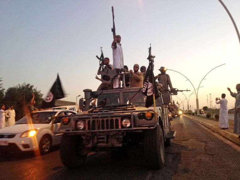 IS-strijders op 23 juni in Mosul, daags nadat de slachting plaatsvond. Beeld ap