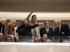Woedende oorlogsweduwen van tribune Tweede Kamer verwijderd: ‘Dit is een schandaal’
