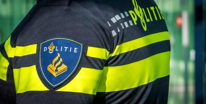 Een agent in het cellencomplex van een politiebureau.