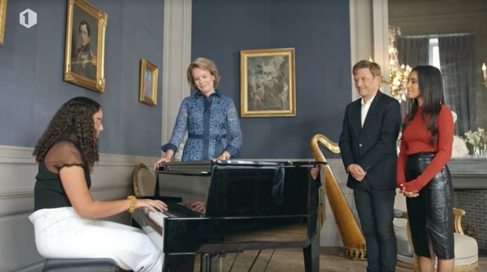 Merci voor de muziek Sofia speelt piano voor koningin Mathilde.