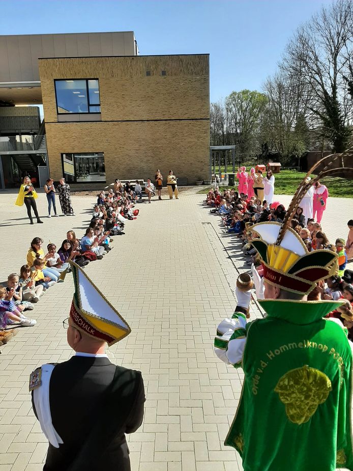 Vrijdagmorgen brachten Prins Carnaval Ditn en Hofmaarschalk Pedro I, samen met een delegatie carnavalisten, een bezoek aan de Poperingse scholen.