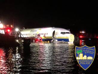 Boeing 737 glijdt van landingsbaan in rivier: 21 gewonden naar ziekenhuis
