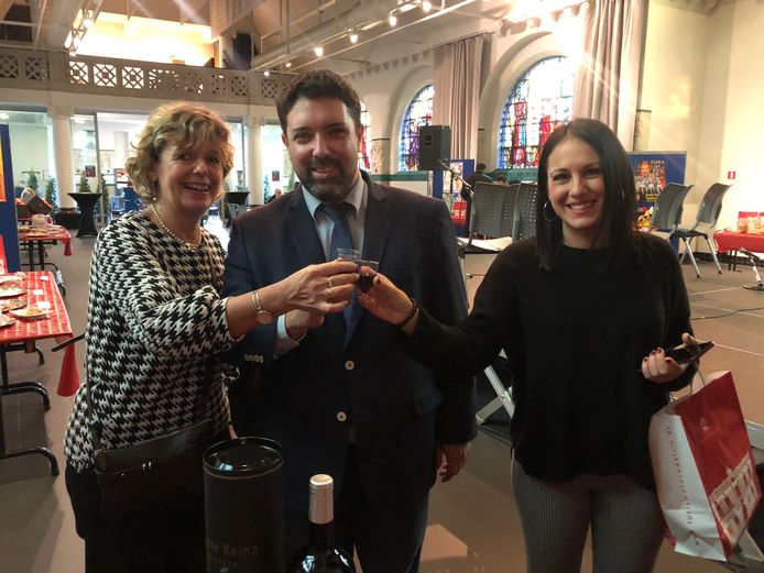 Voormalige burgemeester van Zoersel Katrien Schryvers (CD&V) met de burgemeester (midden) en de schepen van Toerisme (rechts) van Lora Del Rio.
