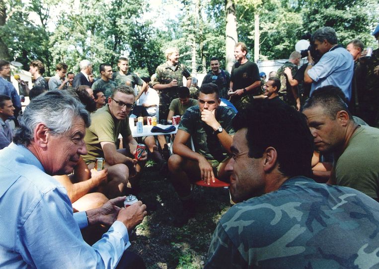 Minister president Kok praat met VN-militairen in het VN-Kamp Pleso. De soldaten maakten de inname mee van de moslimenclave Srebrenica door de Bosnische Serviers en werden ruim een week door eenheden van generaal Mladic in grijzeling gehouden. Beeld ANP