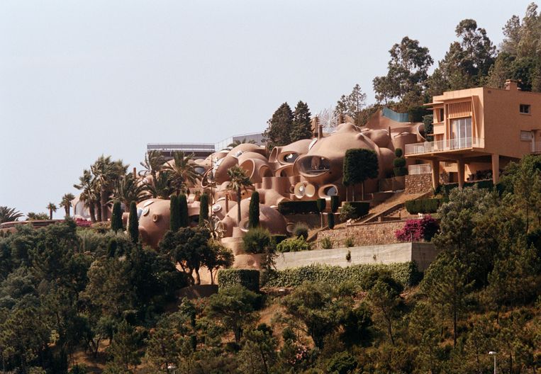 Le Palais Bulles, ook wel The Bubble Palace, op een heuvel in  Theoule-sur-Mer aan de Franse Riviera. Het huis is ontworpen architect Antti Lovag. Beeld Sygma via Getty Images
