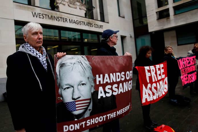 Demonstranten pleiten tegen uitlevering van Assange bij de rechtbank in Londen. (19/02/2020)