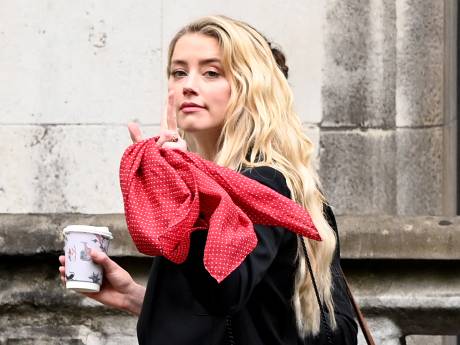 Pourquoi Amber Heard porte tous les jours un foulard rouge lors du procès avec Johnny Depp