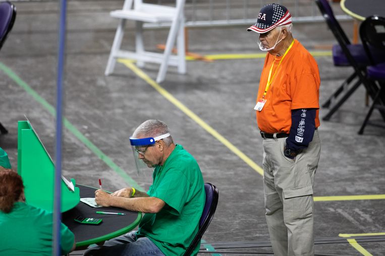 Een medewerker van het omstreden bedrijf Cyber Ninjas is bezig met de hertelling. Beeld The Washington Post via Getty Images