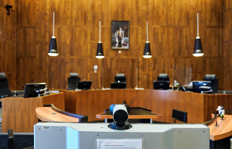 De rechtbank van Den Haag tijdens de coronacrisis. Ook hier werden maatregelen genomen voor de anderhalvemetermaatschappij. Tussen de rechters zijn plexiglas schermen geplaatst en de verdachten worden via een videoverbinding gehoord.  Beeld ANP
