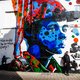 Deze graffitikunstenaar heeft genoeg materiaal om elke muur in Gent vol te tekenen