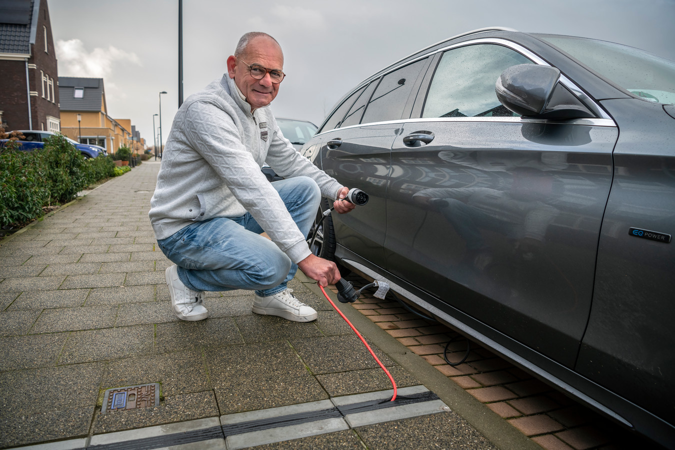 Piet uit Terneuzen trekt heel wat bekijks met zijn laadkabelgootje ‘Ik zit nu 