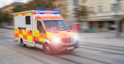 Drie doden bij frontale botsing met ambulance in Beieren