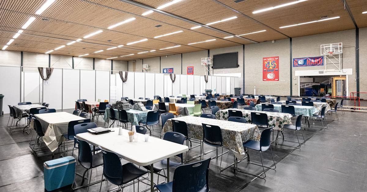 Vluchtelingen in sporthal Zielhorst blijven nog een tijdje langer