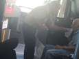 Buschauffeur zet bus aan de kant om bejaarde voorbijganger (92) in nood te helpen