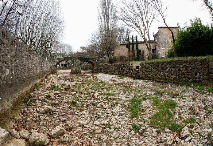 Droge rivierbedding van de rivier L'Issole in Frankrijk. Beeld van gisteren.