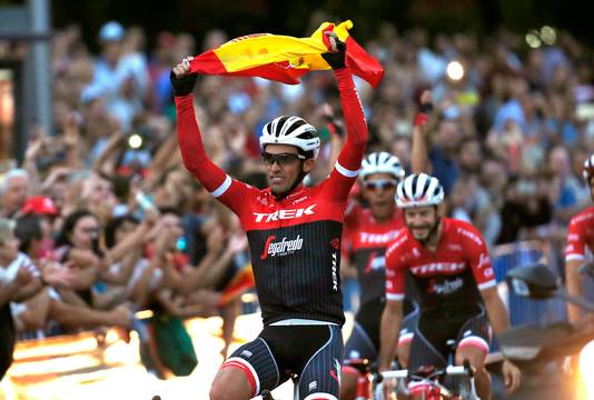 Contador begroet het publiek na aankomst van de laatste rit in de Vuelta in Madrid.