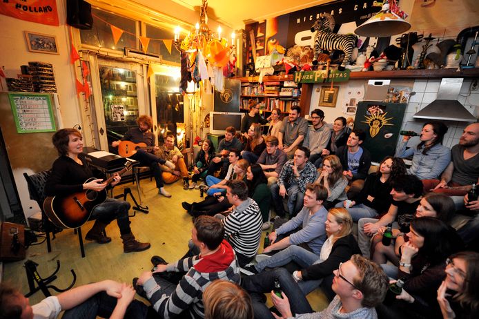 Zangeres Marike Jager op een Enschedese studentenkamer.