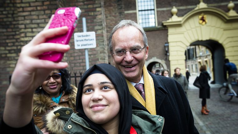 Minister Henk Kamp van Economische Zaken poseert voor een foto op het Binnenhof na afloop van de wekelijkse ministerraad Beeld anp