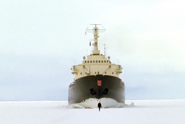 Guido van der Werve, ‘Nummer acht, everything is going to be alright’ (2007). Beeld Guido van der Werve / Grimm