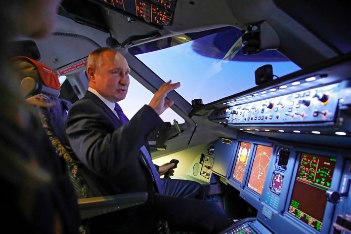 President Poetin in een vluchtsimulator bij een bezoek aan de luchtvaartschool van Aeroflot in maart dit jaar.