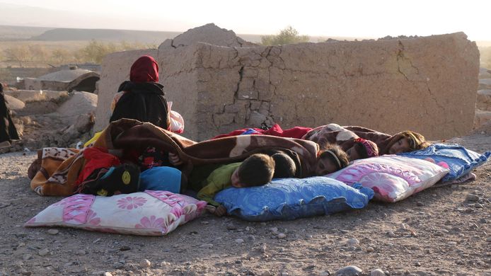 Kinderen slapen buiten in het door aardbevingen getroffen gebied in Afghanistan.