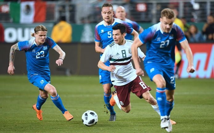Hirving Lozano aan de bal.