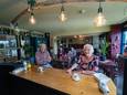 Ton, Dini, Martin en Ans. Hoog Schuilenburg in Almelo heeft een bruin café voor de bewoners van het verpleeghuis.