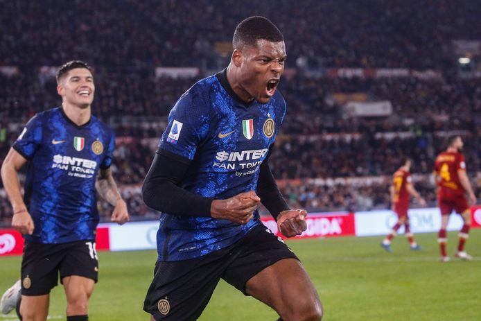 Denzel Dumfries schreeuwt het uit na zijn goal voor Inter.