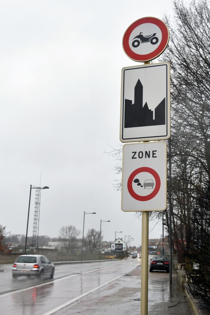Het onderste bord duidt de LEZ aan.