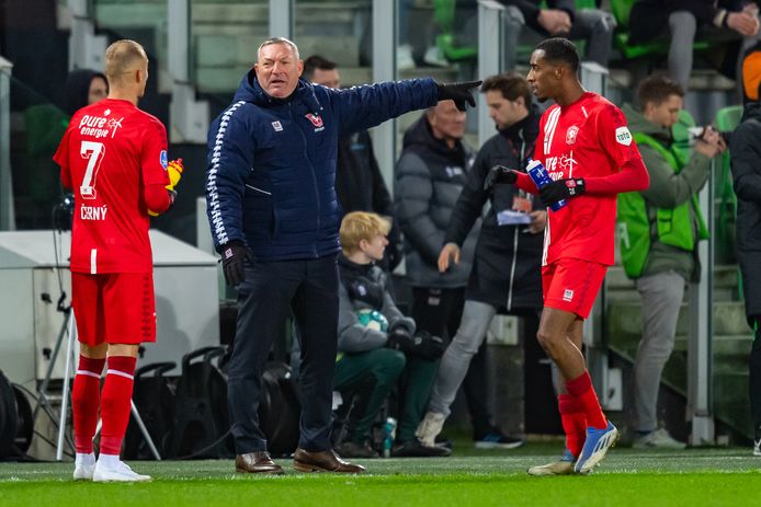 Trainer Ron Jans instrueert Vaclav Cerny en Joshua Brenet.