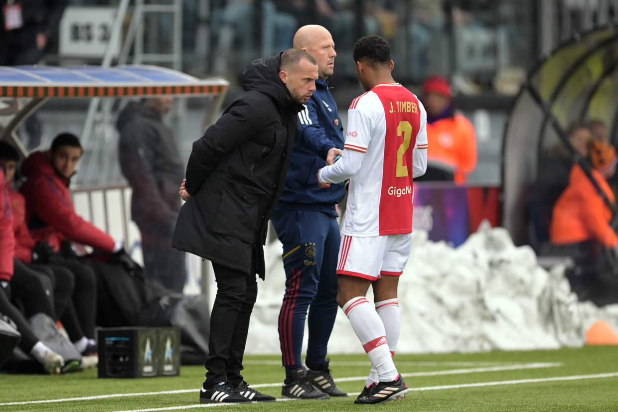 John Heitinga instrueert Jurriën Timber tijdens zijn eerste wedstrijd als hoofdcoach van Ajax, tegen Excelsior. Beeld ANP