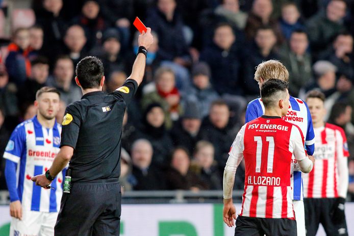 Lozano ontvangt de rode kaart in een thuiswedstrijd tegen sc Heerenveen.