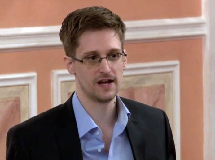 Klokkenluider Edward Snowden, die het omstreden afluisterprogramma in de VS in de openbaarheid bracht, op videobeeld van een bijeenkomst in Moskou in 2013.