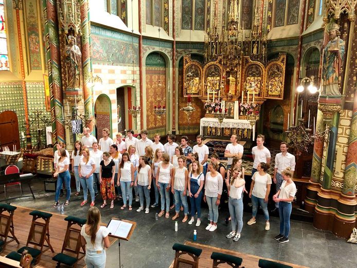 Studentenkoor Kwaya uit Utrecht tijdens een optreden in de Sint-Willibrordkerk.