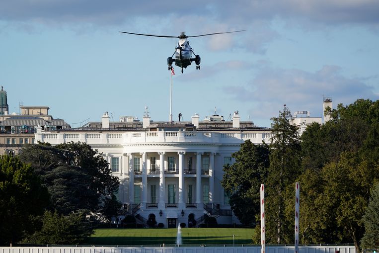 President Trump wordt per helikopter naar het militair ziekenhuis Walter Reed gebracht. Beeld AP