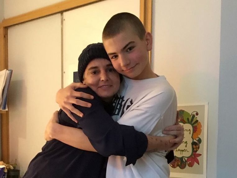 Met haar zoon Shane. ‘Als je ziet hoe het overlijden van sommige mensen hun nabestaanden in de dieperik sleurt… Mij niet. Ik vind de dood niet noodzakelijk slecht.’ Beeld RV